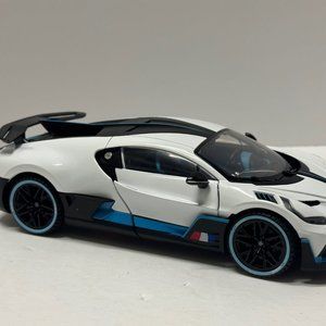 1:18 Bugatti Divo Metal Diecast With LED headlight & Taillight White
